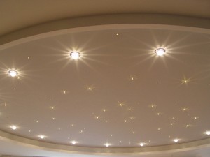 Расположение светильников на натяжном потолке: схемы и требования