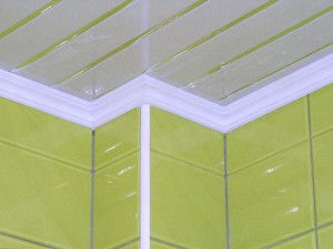 Пенопластовый потолочный плинтус: простой монтаж без забот