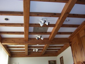 Дизайн потолков с балками в деревянном доме