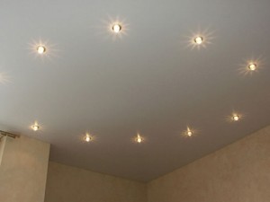Как выбрать светильники для натяжного потолка правильно?