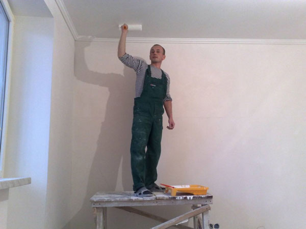 Практический гид: Как покрасить потолок акриловой краской без проблем