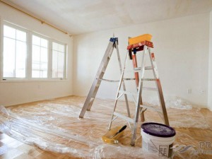 Как быстро очистить потолок от старой побелки?