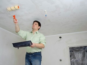 Как смыть водоэмульсионную краску с потолка: варианты и подробная инструкция