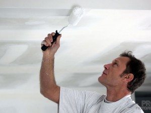 Как красить потолок водоэмульсионной краской валиком?