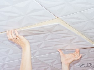 Как наклеить плитку на потолок: 4 важных этапа